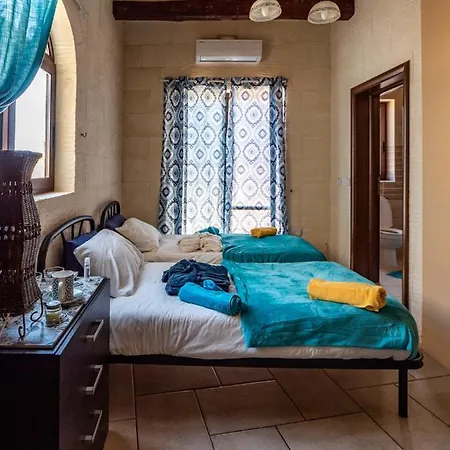 250 Yo Tal-bambinu Guest house *